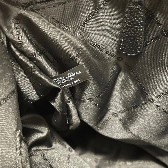 NWT Michael Kors Nicole Medium Pebbled Leather Shoulder Bag In Black - Picture 9 of 12